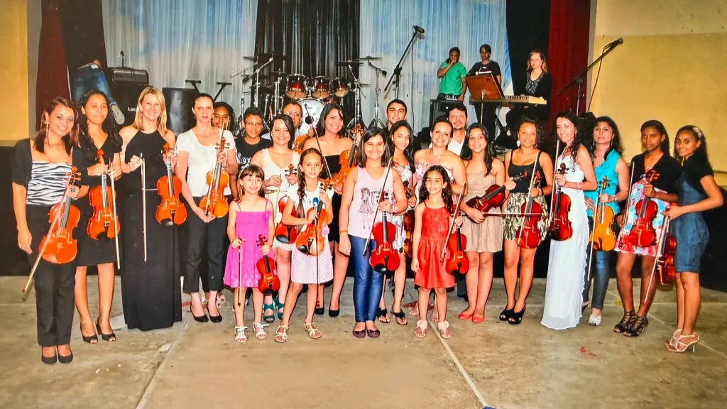 Pam e seus alunos, com a Letícia Violinista na frente